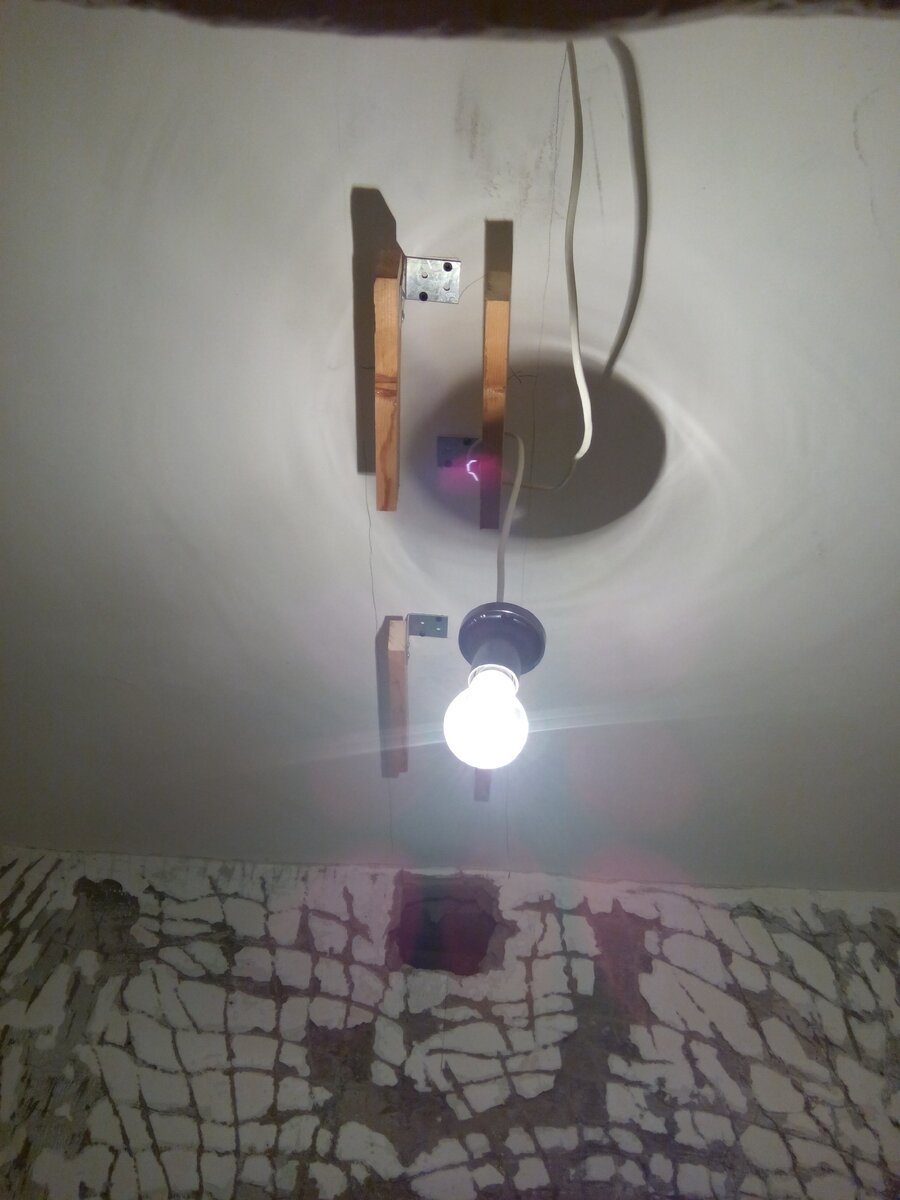 Вывод провода для подключения освещения, и закладные для декоративной балки