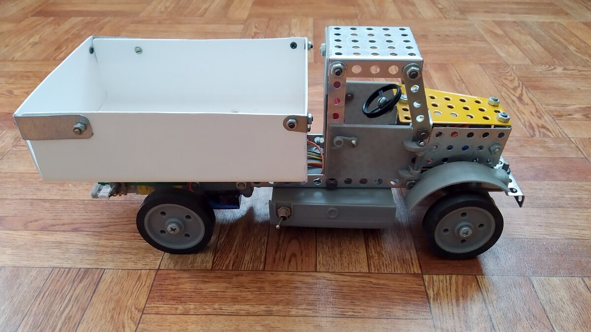 Многим дизайн напоминает ГАЗ-полуторку. Полагаю, это из-за используемого принципа примитивизма. В обоих случаях.