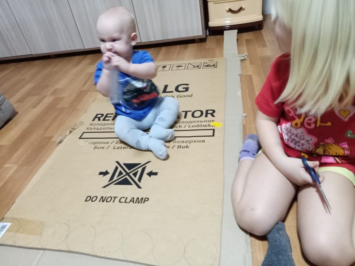 Егор серьезный весь в работе. Фото автора. Дети автора)))