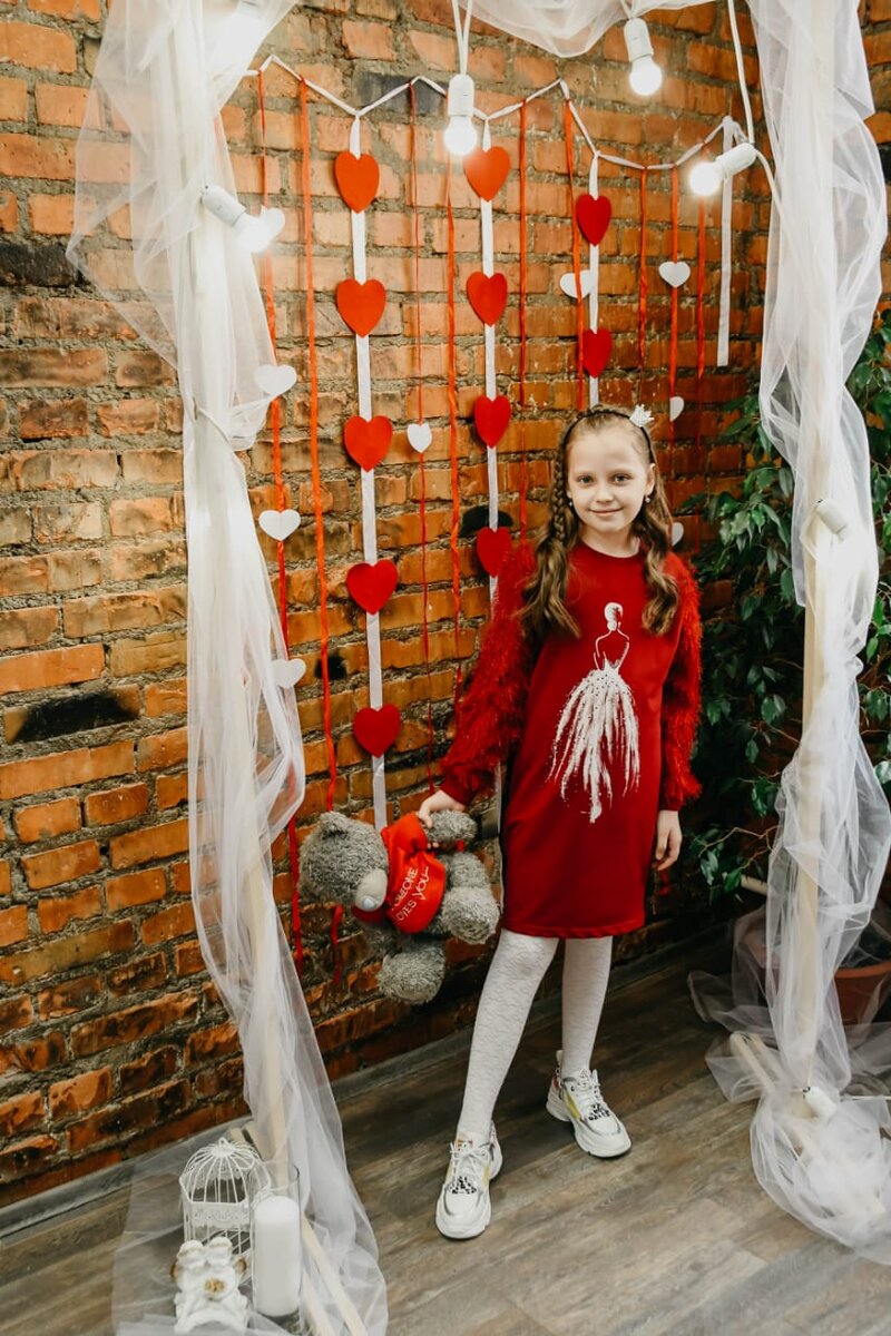 Этим летом будет особенно популярно носить платье с бакфортами.