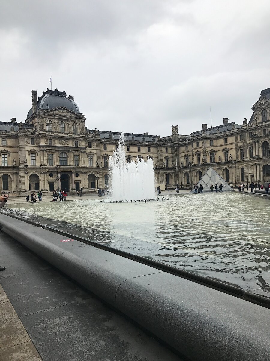 Пирамида только первые несколько минут кажется неуместной (в окружении остальных зданий Лувра), спустя некоторое время привыкаешь и кажется, что без нее Лувр не выглядел так стильно и современно