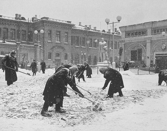 Уборка снега у вокзала в Москве, 1970-е. Фото взято из открытых источников: m.fotostrana.ru