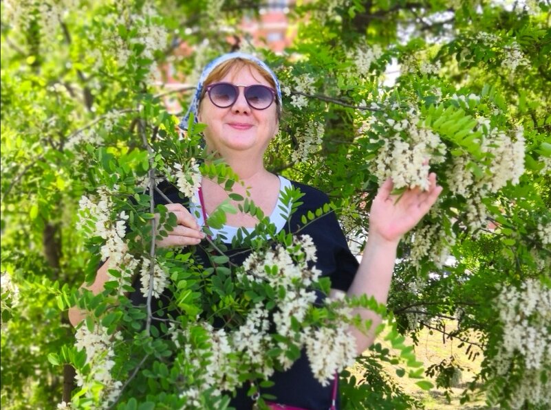 Я прячу своё несовершенство в кустах акации. Фото мужа