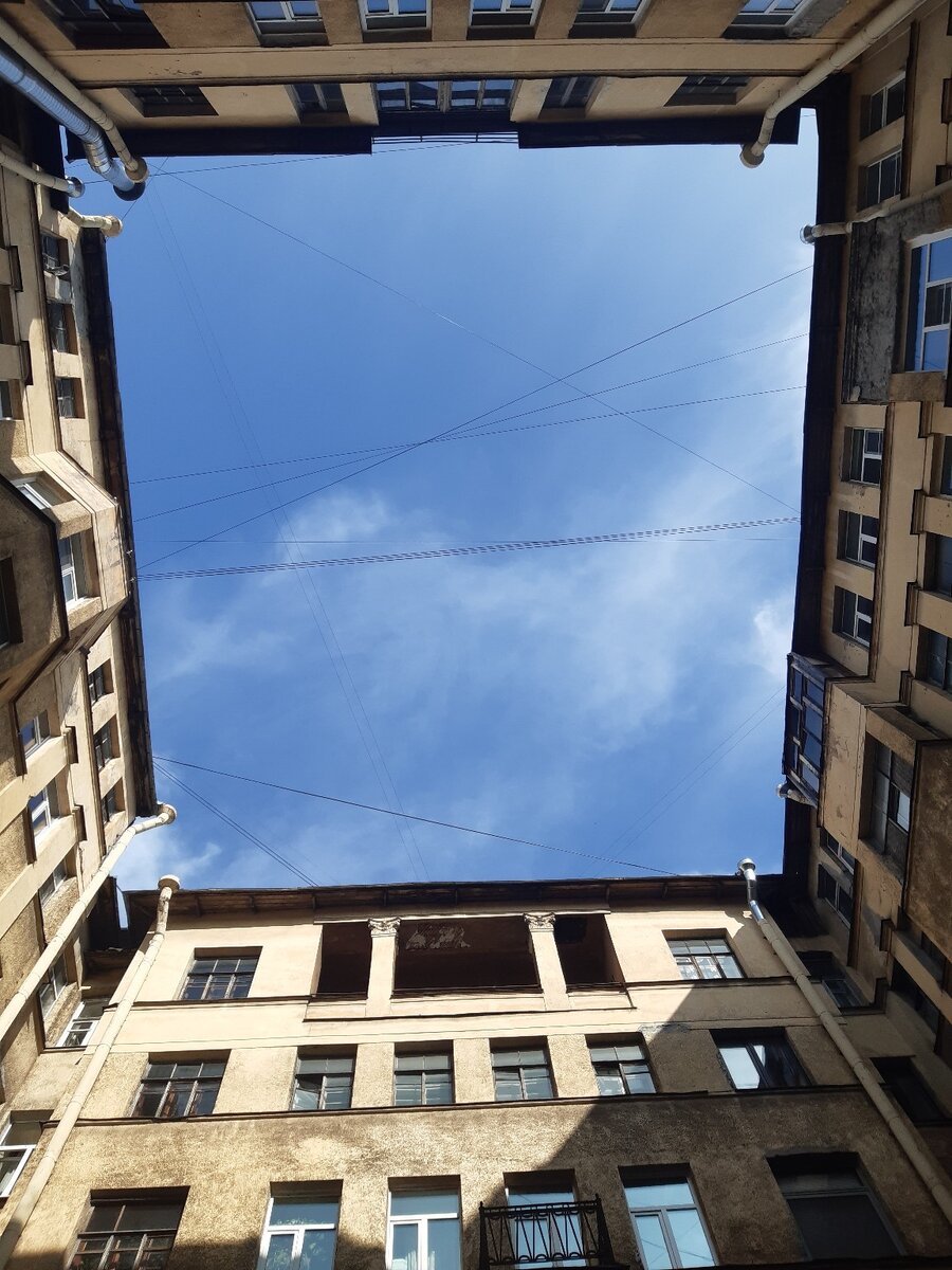 А небо голубое-голубое сегодня