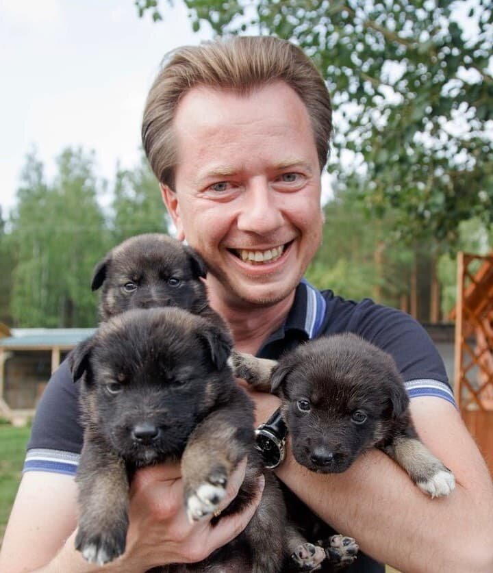 Зоозащитник-депутат Госдумы РФ , председатель Комитета по экологии и охране окружающей среды Владимир Бурматов. Лоббист людоедского закона 498-ФЗ "Об ответственном обращении с животными", превративший этим недозаконом всех людей в России в корм для бродячих собак.