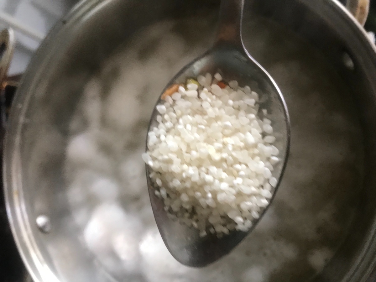 . Тем временем делаем в отдельной кастрюльке заправку. Наливаем масло и выкладываем мелко нарезаный  чеснок. Добавляем лук резанный тоже мелко