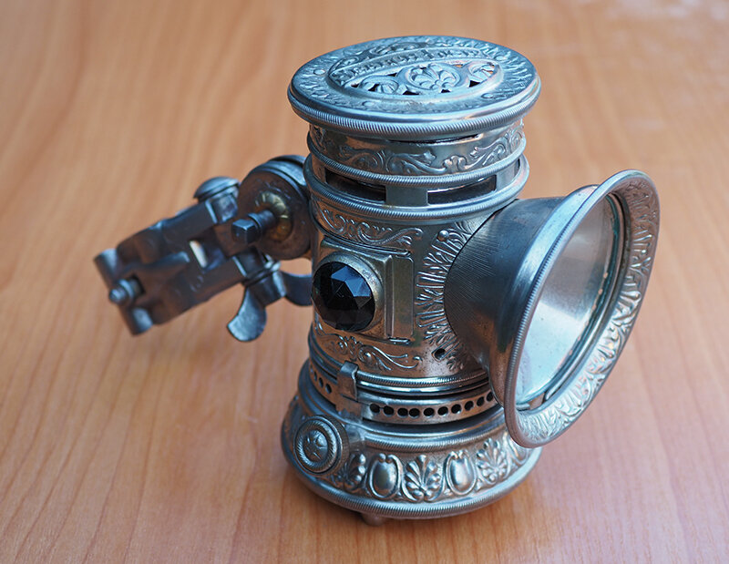 Керосиновый велосипедный фонарь  Search Light Model D 1890-х годов из коллекции Веломузея Андрея Мятиева.