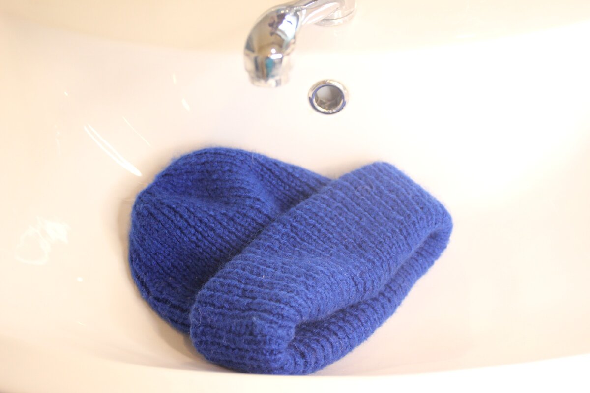 Набрать в ёмкость чуть теплую воду, температура 30 градусов С