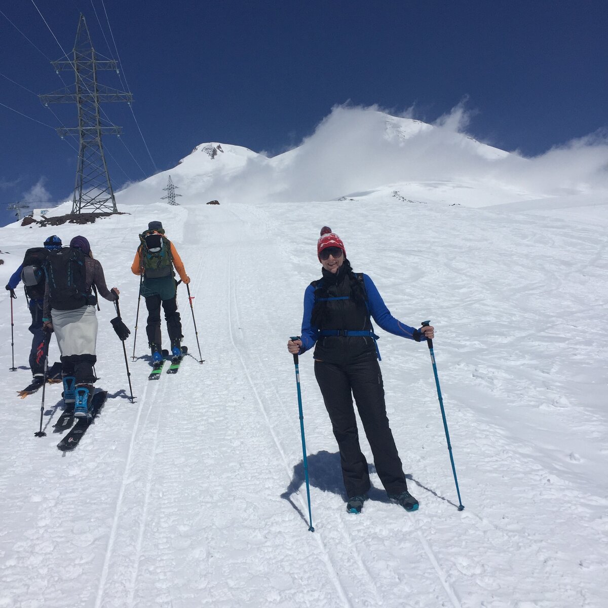 Догнали группу восходителей на Эльбрус на лыжах