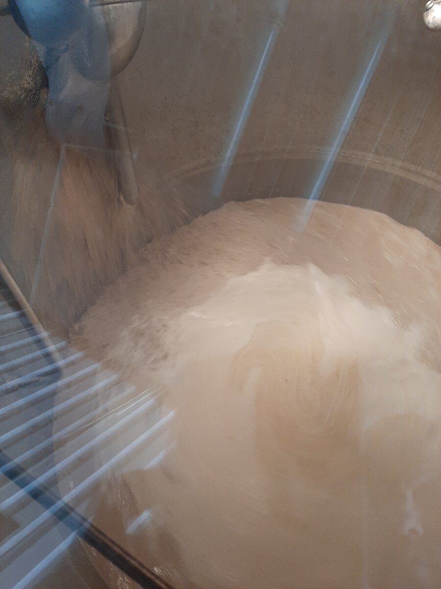 Дробленный солод и вода. Процесс затирания.