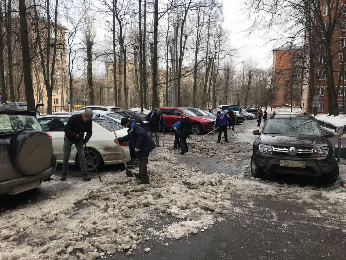 Как в Ломоносовском районе Москвы машины вытаскивали из снежного омута |  Мундозор | Дзен