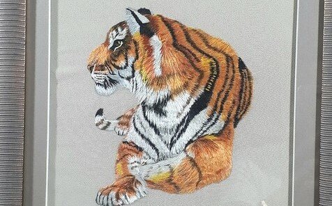 Картина, вышитая в технике анималистическая гладь