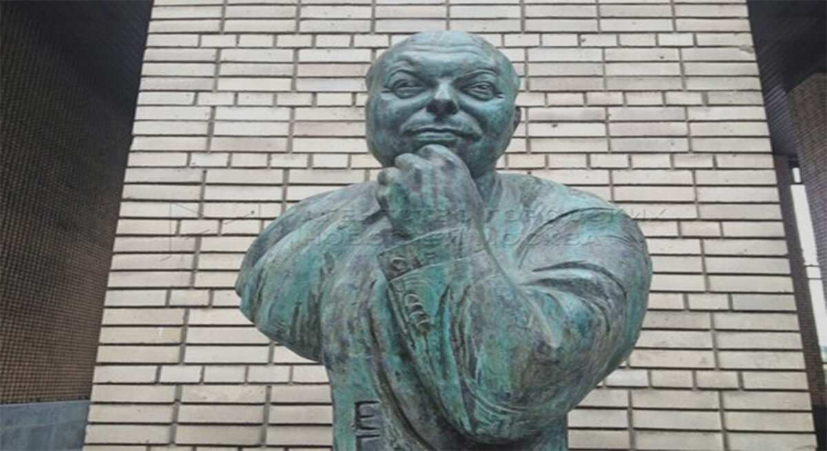 Улица правды памятник. Памятник Егору Гайдару в Москве. Памятник Гайдару на Бору. Памятник Гайдару в Белорецке. Памятник Гайдару РАНХИГС