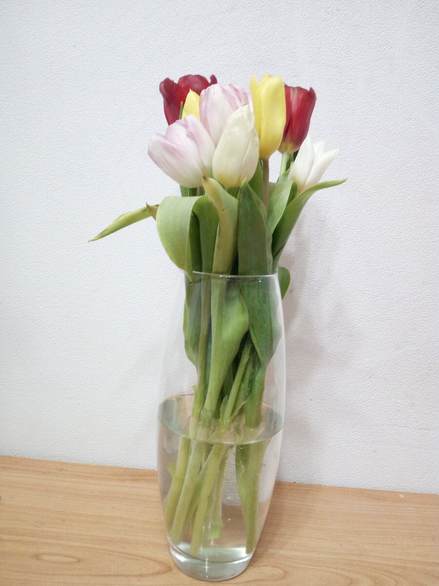 Стоит этот букетик у меня на столе и говорит, не грусти, праздник же.