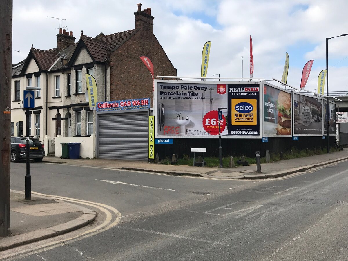 Free Palestine на стене в Harrow. Такое боязненные англичане не напишут на стене :)