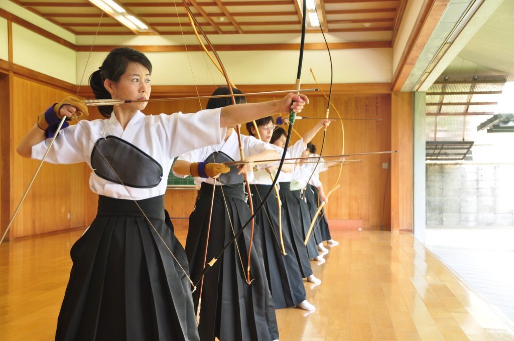 Japanese club. Боевые искусства в Японии Кюдо. Японская стрельба из лука Кюдо. Японский лук Кюдо. Кюдо японское искусство стрельбы из лука.