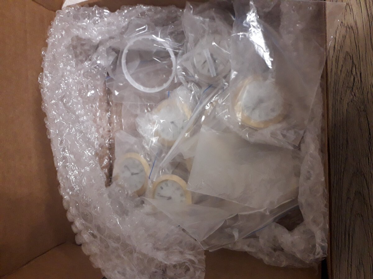 Присылают вот в такой коробке. В принципе коробка плотная и все уложено хорошо.