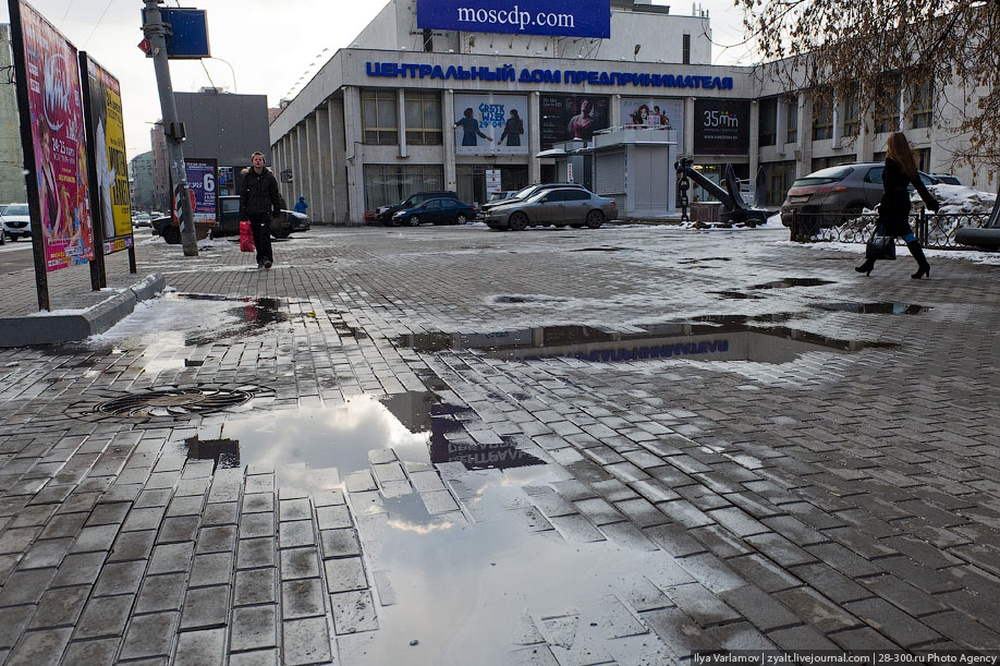 Лужа на тротуарной плитке. Лужа на брусчатке. Плитка Москва тротуар. Лужи на тротуаре.