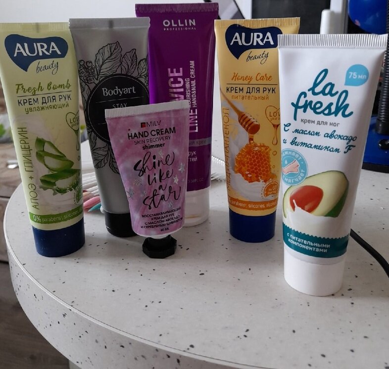 Для клиентов я подбираю крем исходя из текущей ситуации на ручках. В арсенале профессиональные и масс маркет. Сама ими тоже пользуюсь.