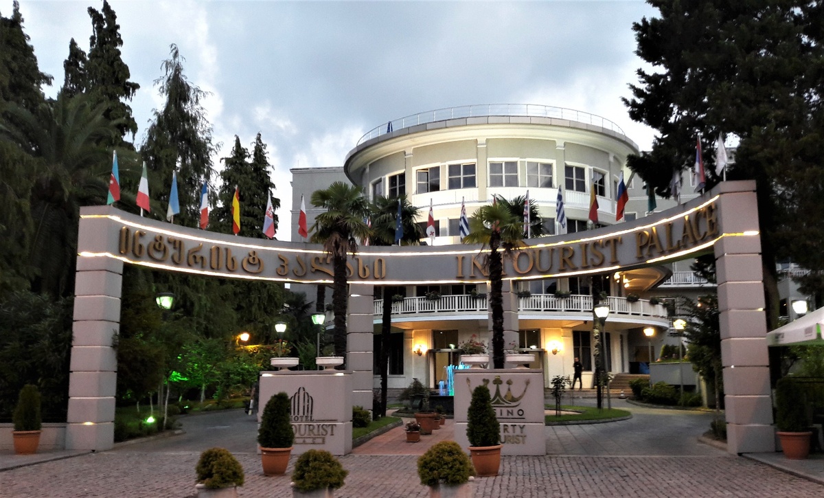 Центральный вход в гостиницу Интурист