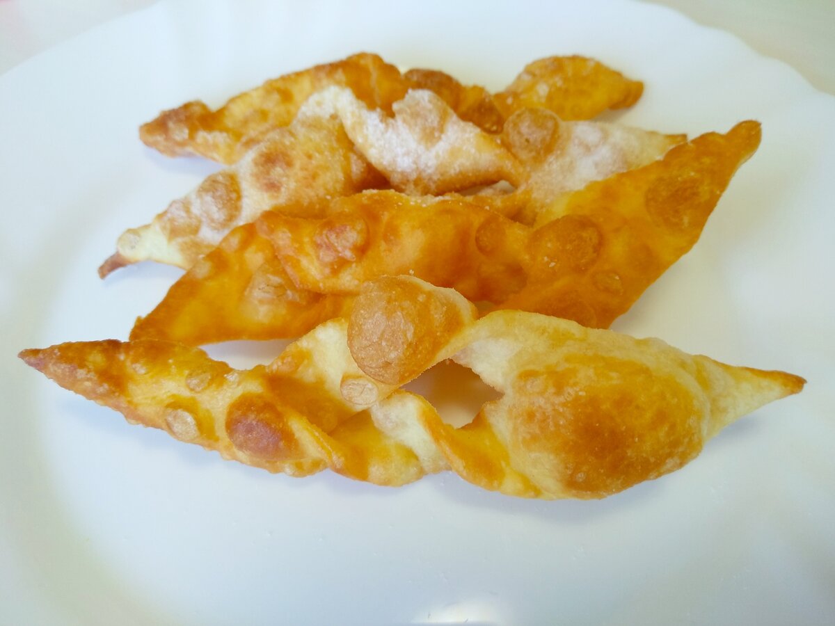 Всем доброго дня! Сегодня похрустим- приготовим очень хрустящий  десерт к чаю из самых простых ингредиентов - и это будет у нас, любимый хворост.
