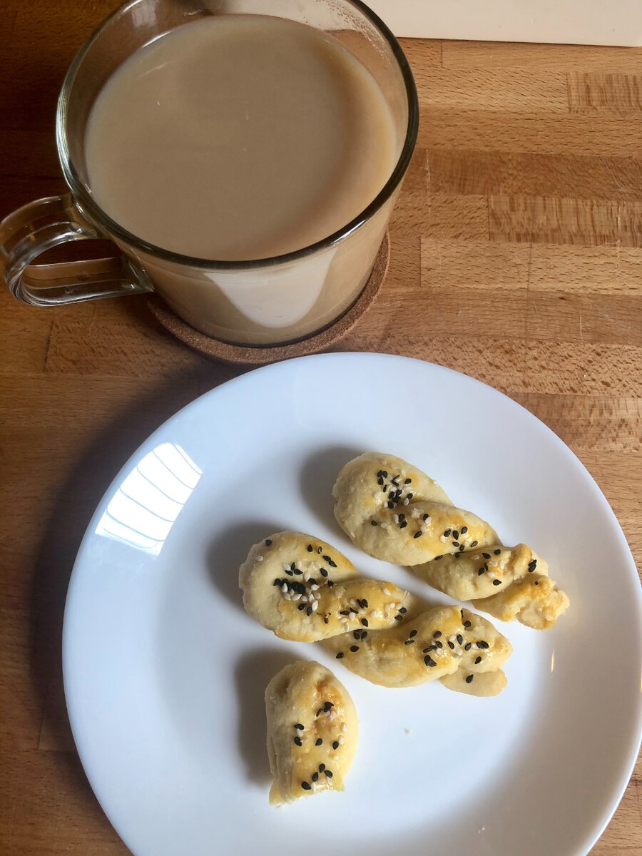 Солёное, уютно ароматное, плотное, но при первом же укусе рассыпающееся во рту на миллионы сливочных крошек