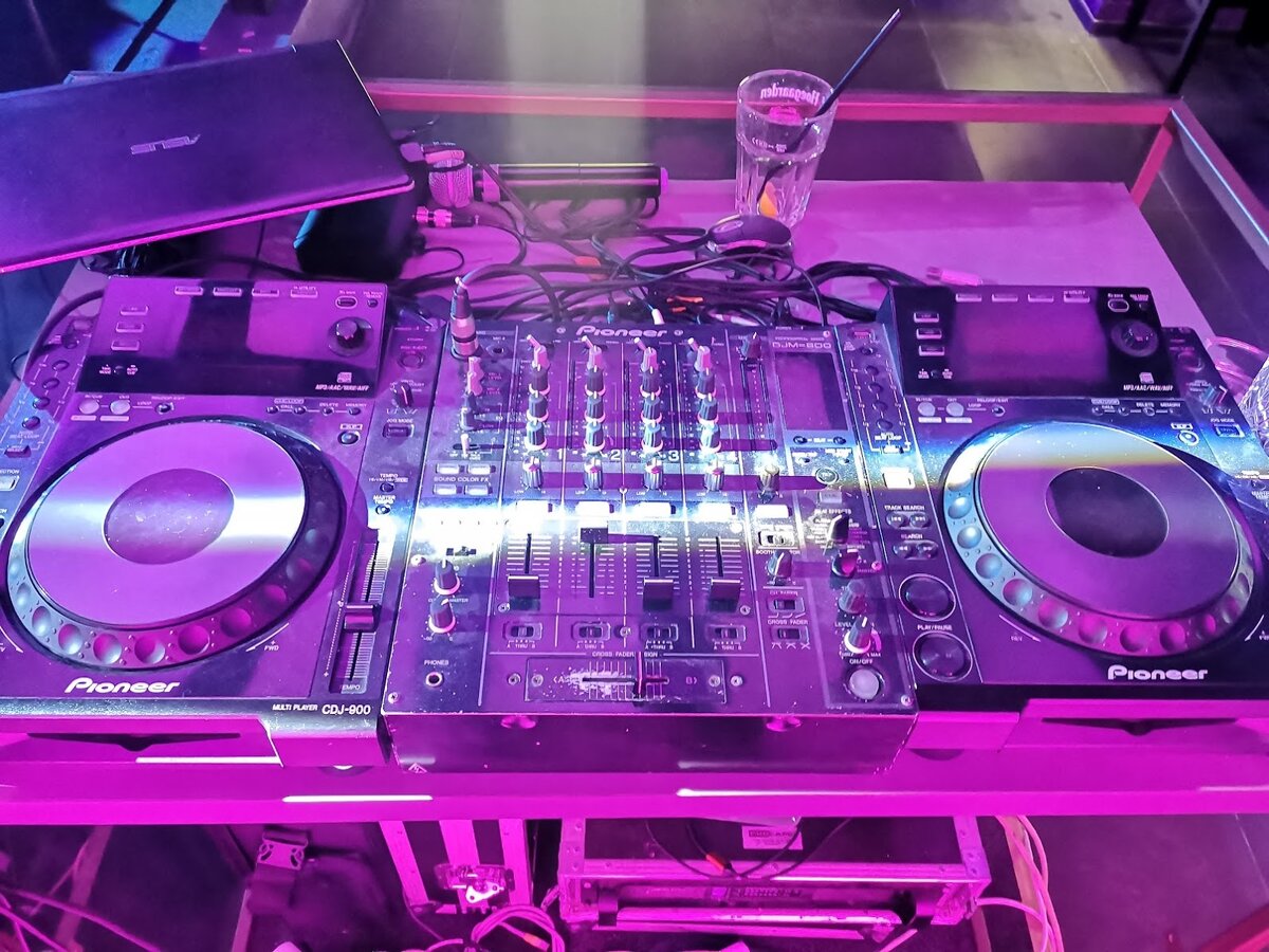 под утро диджей включает музыку в плеере и может спокойно уйти в туалет или ещё куда