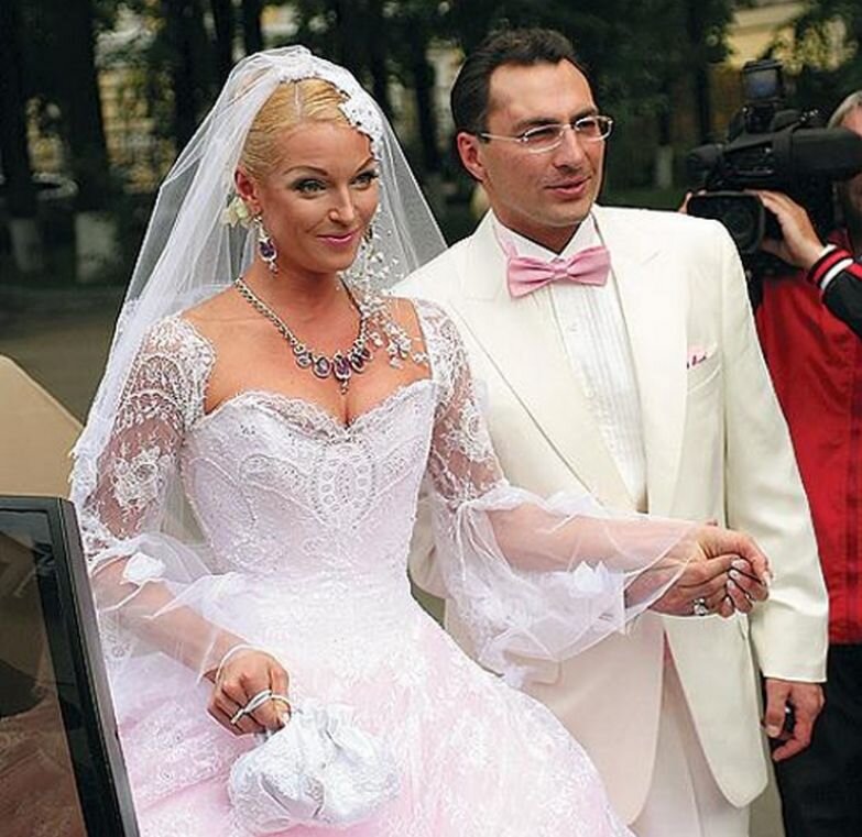 Анастасия так и застряла в Лебедином озере, только лебедь немного устал и состарился. Смотрится весьма комично.