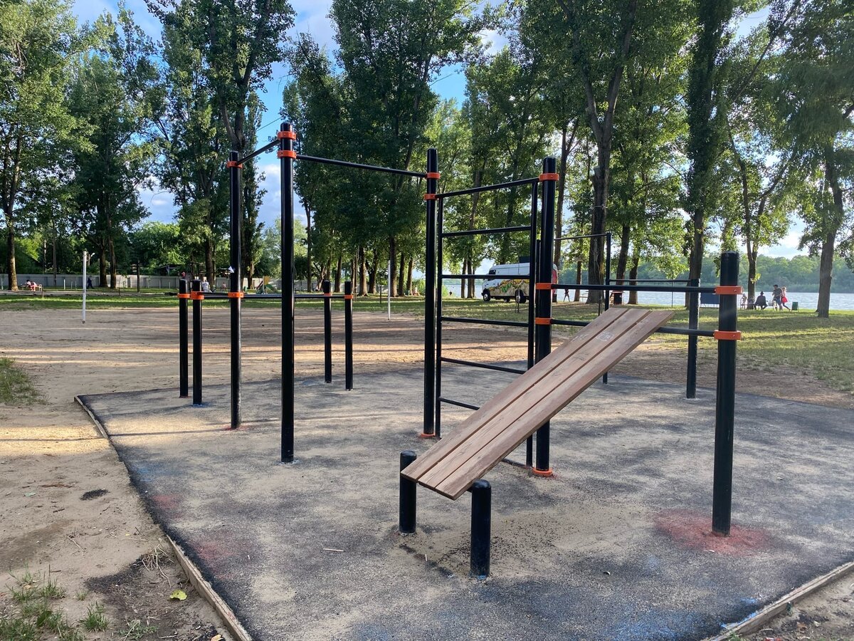 спортивная площадка в ближайшем парке