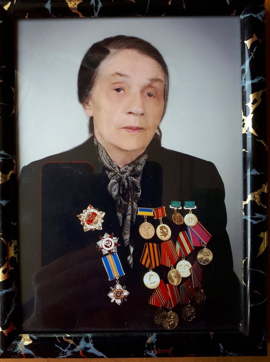 В партизанском отряде, тётя по маминой линии Ефросинья Матвеевна Володина, сражалась с фашистами в качестве стрелка-снайпера! Прожила 101 год! Она работала, не покладая рук, восстанавливала посёлок!