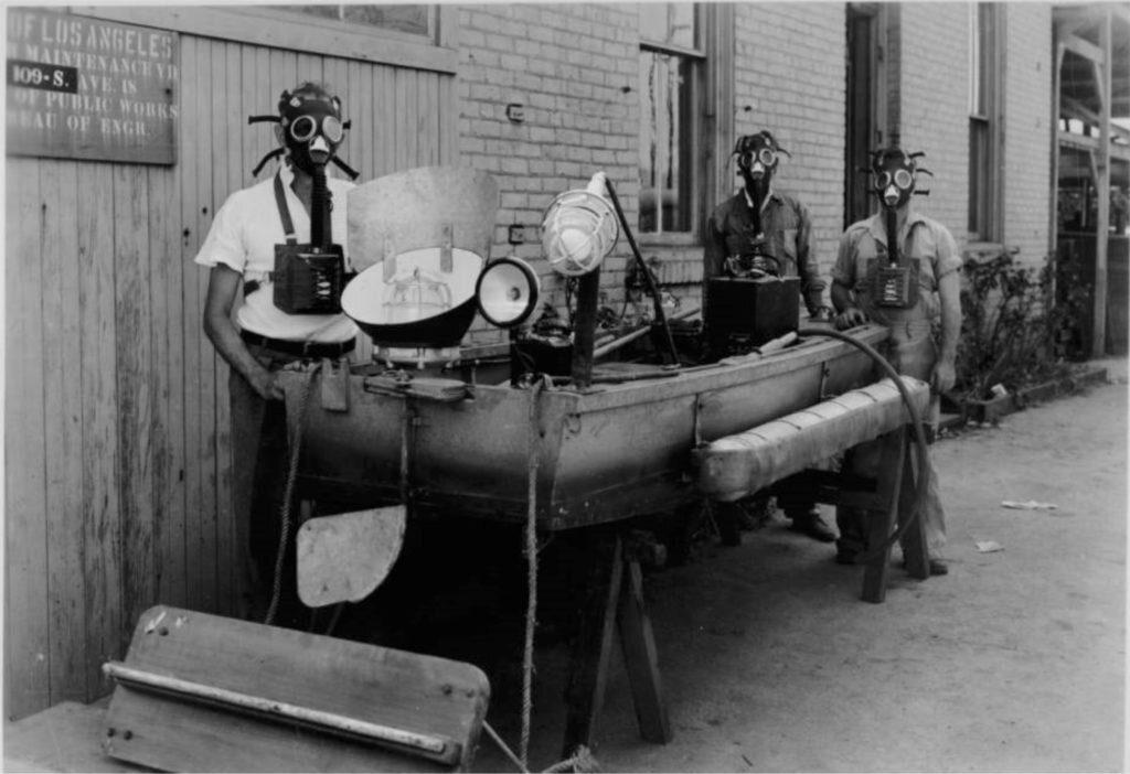 Лодка для обследования Северного коллектора и бригада техников. Источник фото: CWEA.