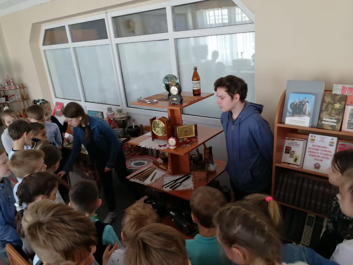 Веретено , щипцы для волос.... и диафильмы, диапроектор и  фотоаппараты.