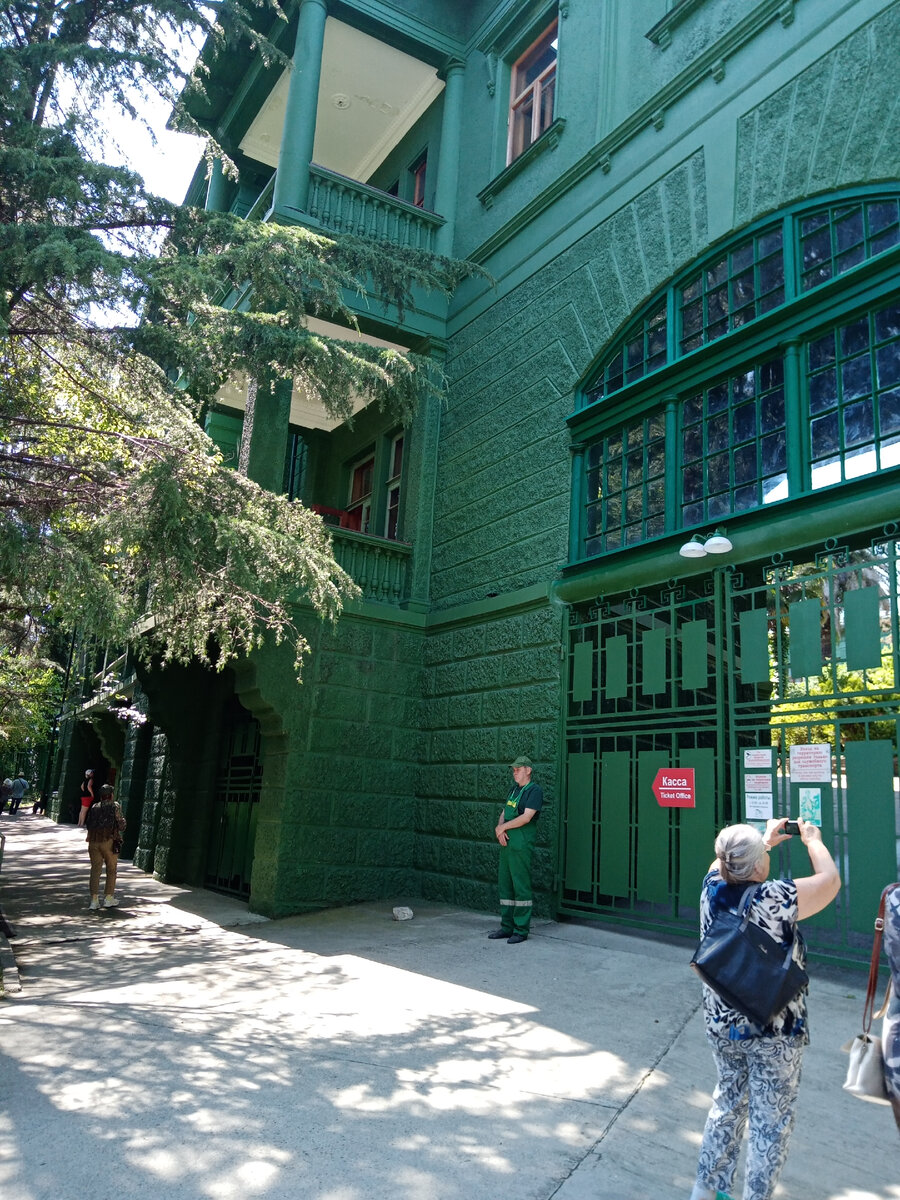 Посетители даже сейчас ведут себя сдержанно