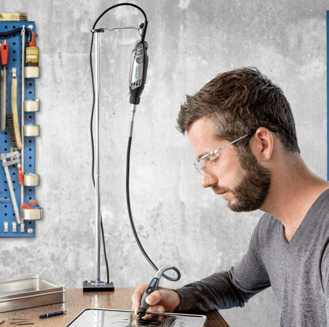 Штатив можно отрегулировать по высоте до 107 см