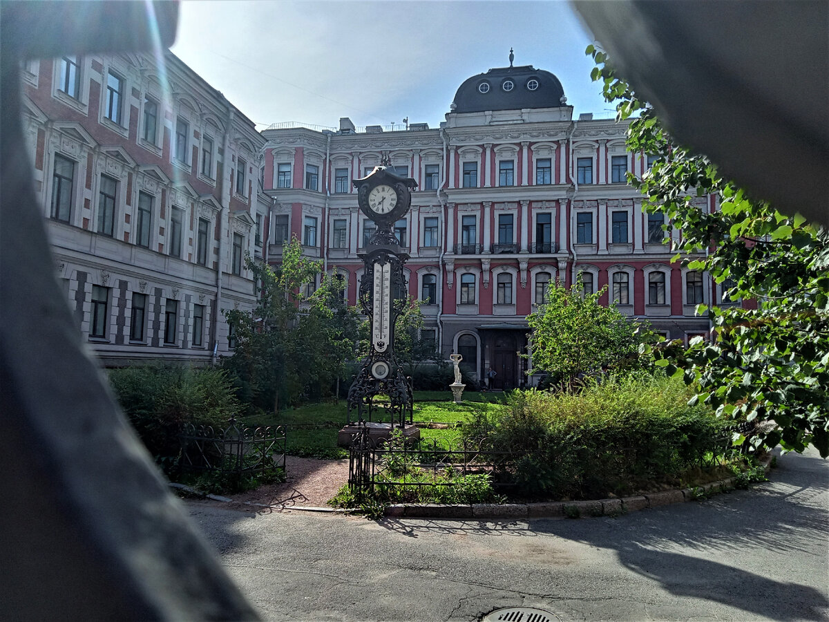 Вот он, старинный барометр, который украшает двор на Моховой, 27-29