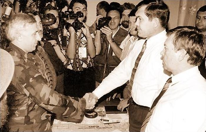 аслан масхадов 1996. лебедь и масхадов хасавюрт. август 1996 хасавюртовские соглашения. хасавюртовские соглашения 1996 кратко. хасавюртовские соглашения итоги.