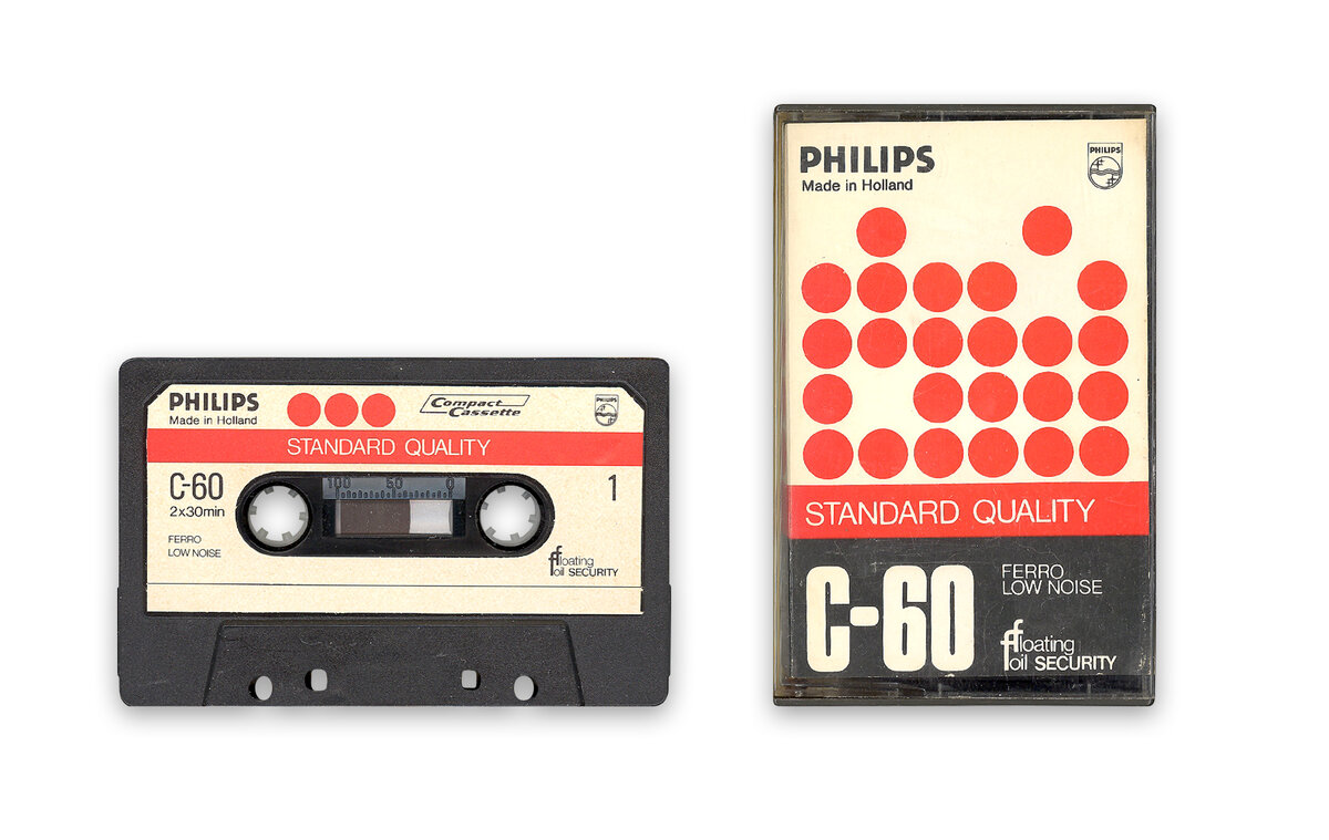 Compact cassette sanyo. Philips compact cassette 90. первые кассеты. компакт кассета филипс 1963. кассета maxell metal ud 110.