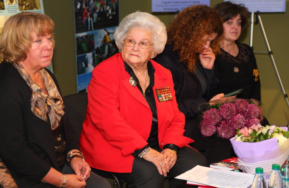 Сотрудники ЦОК ВКС приняли участие в памятных мероприятиях, посвященных дню 80-летия формирования 3-х женских авиаполков