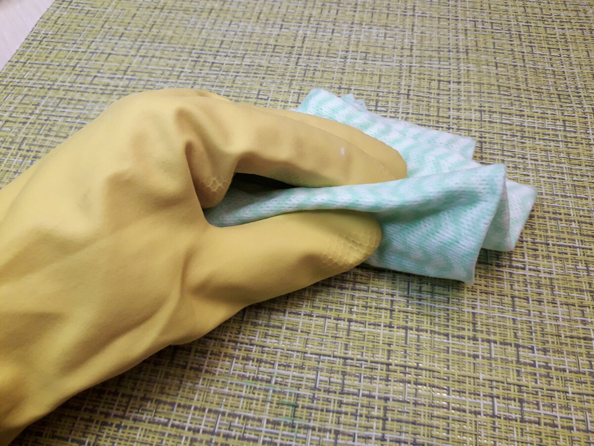 Перед уборкой я надеваю перчатки