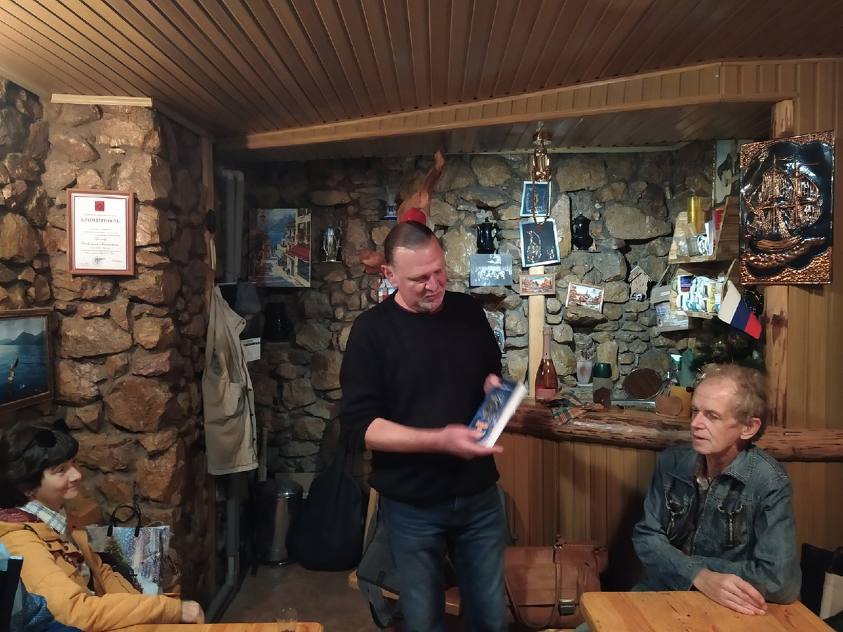 Валерий Гаевский проводит презентацию своей новой книги "Заповеди для язычника"
(с) Фото: Н. Остапцов