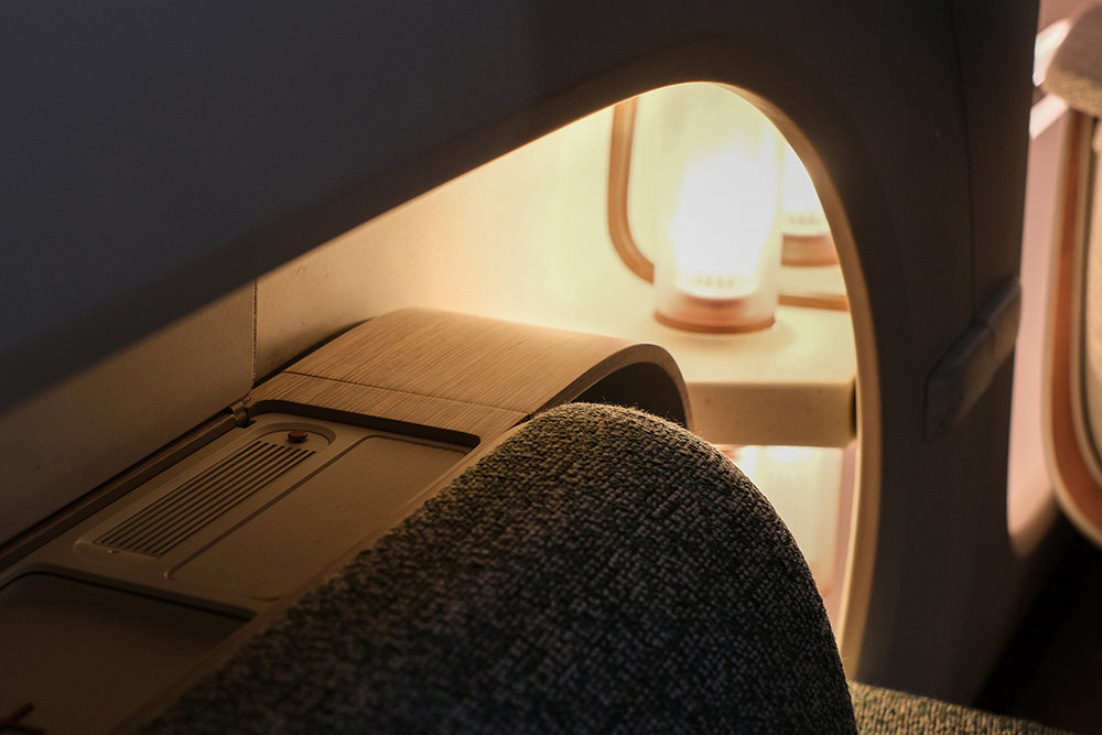 Салон кроссовера SEVEN напоминает роскошную зону отдыха с индивидуальной атмосферой, подчеркивая инновационный подход Hyundai Motor к организации внутреннего пространства автомобиля, впервые воплощенного в модели IONIQ 5. Интерьер выполнен из усовершенствованных экологичных материалов, которые не наносят вреда окружающей среде.