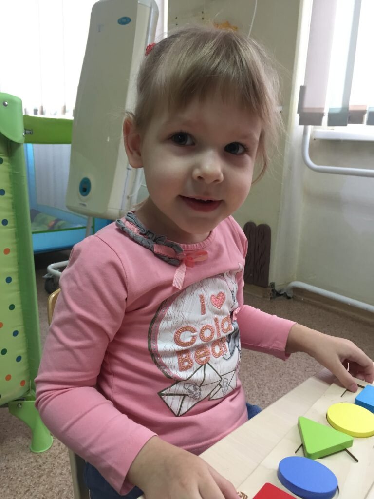  Настя во время первой встречи с будущей мамой в доме ребенка.