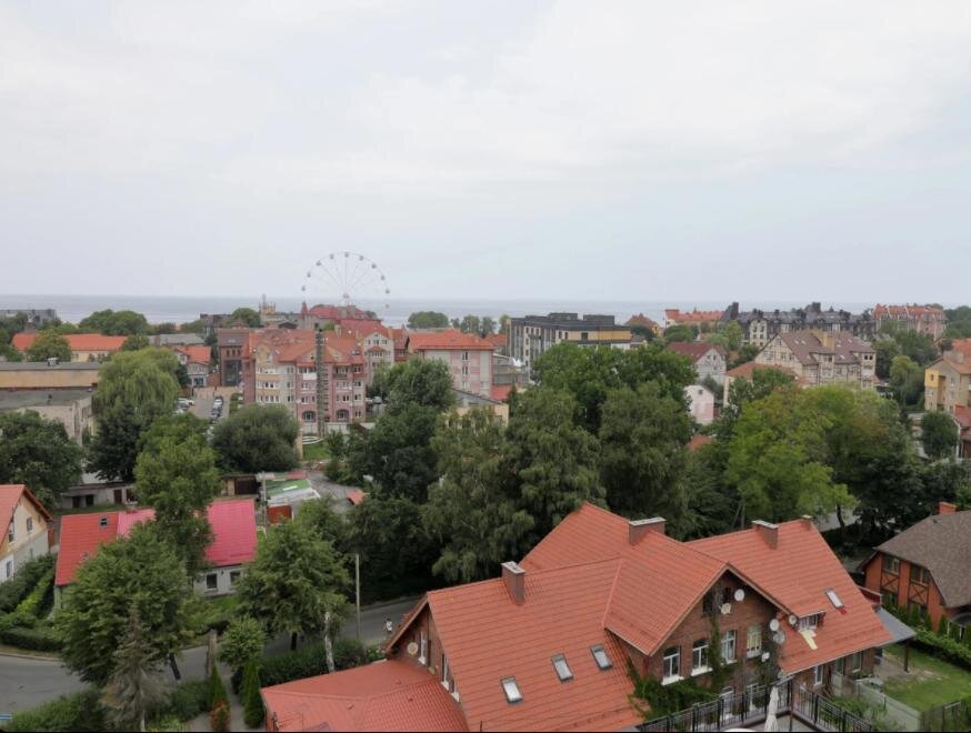 Вид на город и море. На фоне моря видно колесо обозрения