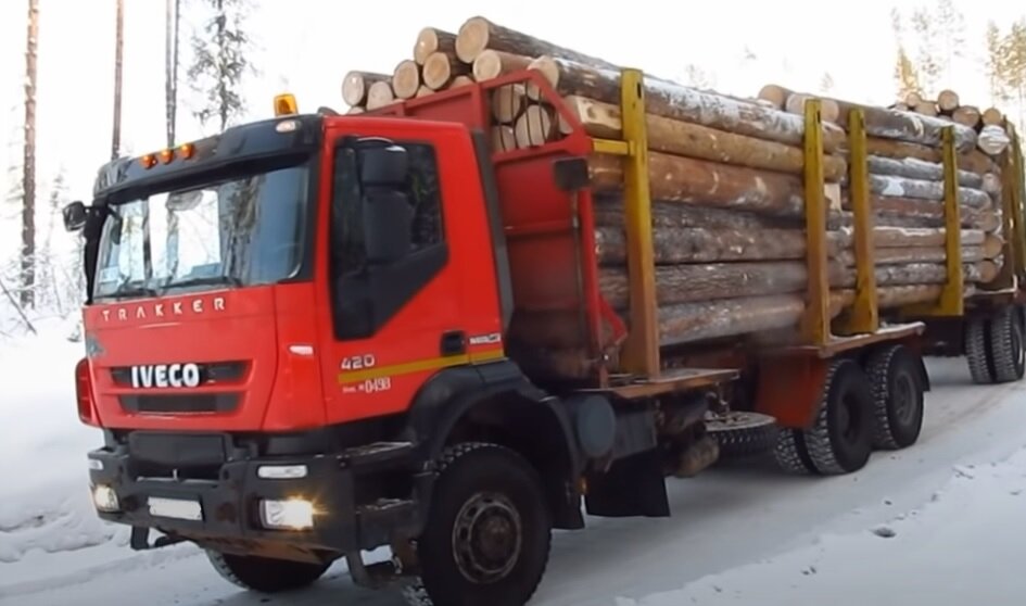 В Сибири нередко можно встретить лесовозы. Скриншот из видео. Используется и распространяется бесплатно по лицензии https://www.youtube.com/t/terms