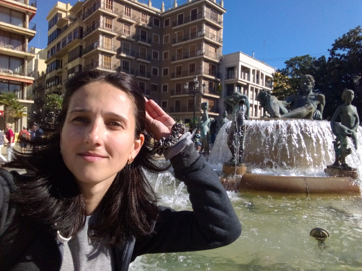 Испания. Валенсия. Аллегорический фонтан на площади Девы Марии.