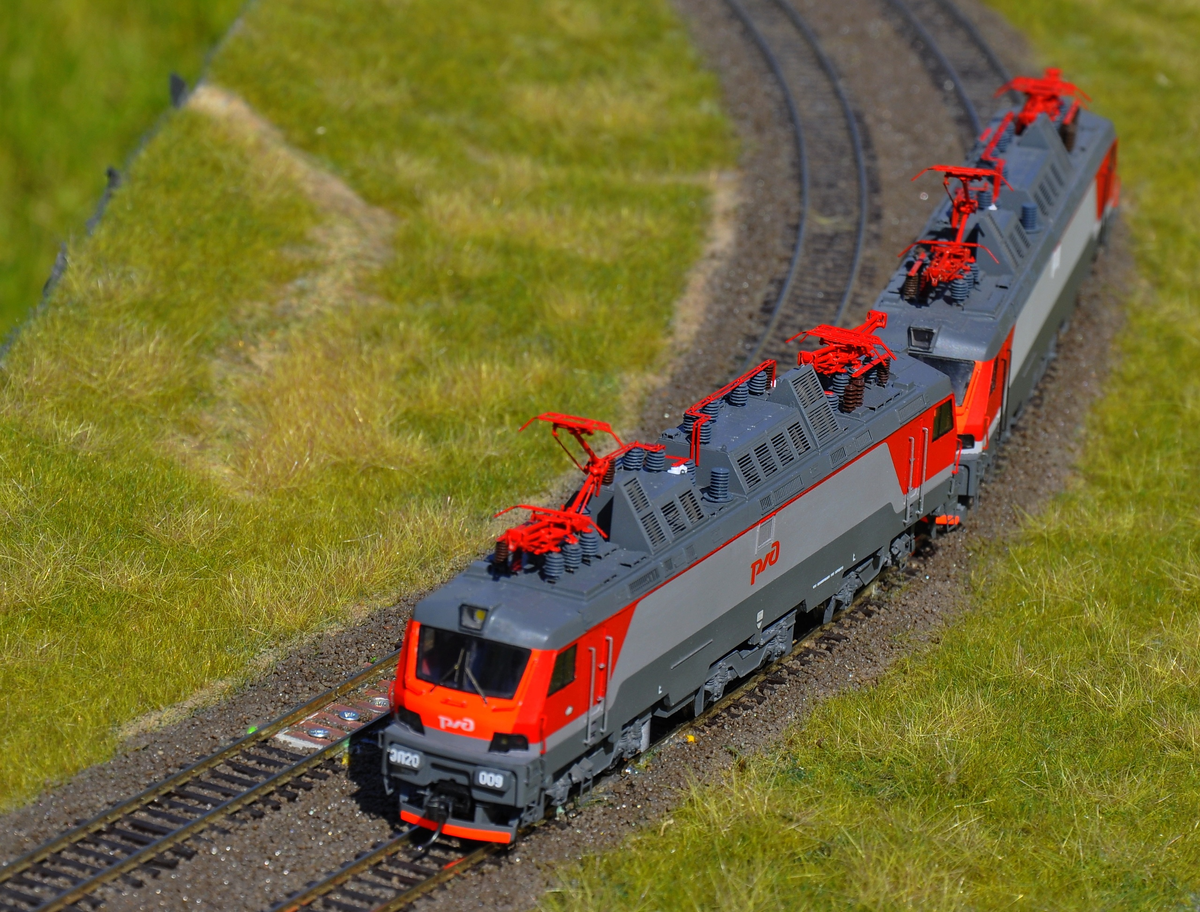 Модели электровозов ЭП20 производства мануфактуры Кожуховский и К