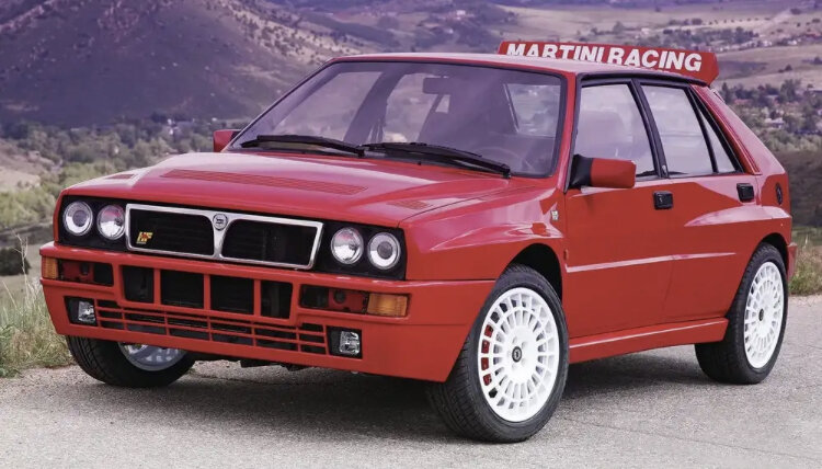 История этой культовой машины в дизайне маэстро Джурджаро началось в 1979 году, уже тогда машина пользовалась большой популярности и буквально взорвала внутренний рынок