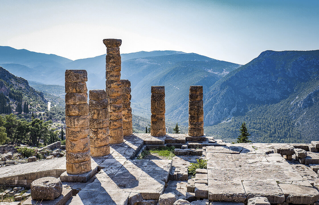 Руины храма Аполлона в Дельфах. Wikimedia Commons.