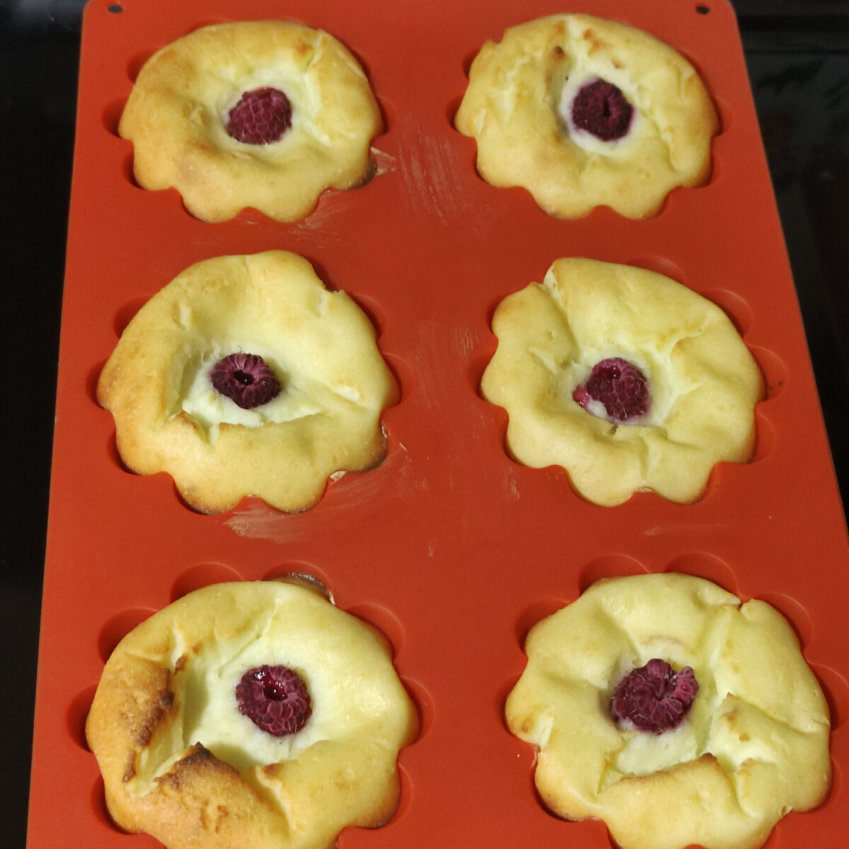 Творожная запеканка с малиной.