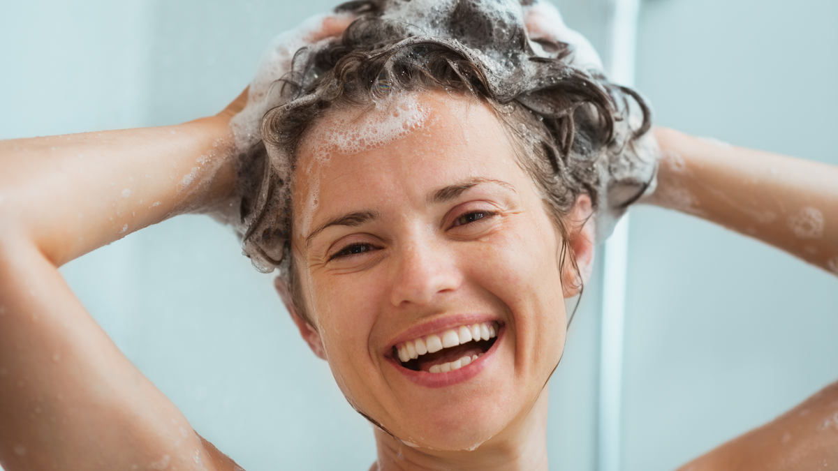Фото девушки с шампунем счастливая. Приучить голову мыть реже. Как приучиться мыться каждый день. Можно ли приучить волосы к более редкому мытью. Мытье головы сухим шампунем